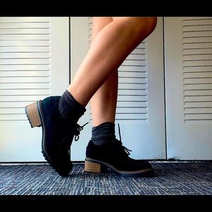 Womens Clark’s boots, chunky heel, super cute - size 7.5 Us W, suede